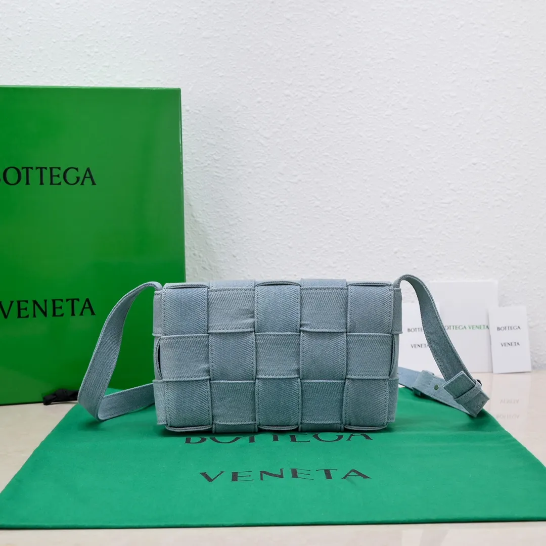 In stock: BV Cassette denim 15 squares. The light-colored denim denim is so beautiful. It will definitely be a favorite among denim lovers. It is simple, really special, casual and chill. I don’t dare to say that I know fashion if I don’t buy a denim bag this year! 23×15×5.5cm: Model: 6687% denim